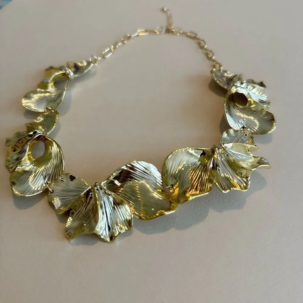 Elegant Gold Floral Necklace N1472